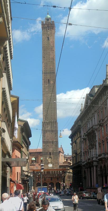 DSCN1610 combined.JPG - Between the 12th and 13th century, the number of towers in Bologna was very high. While the reason for construction is not clear, it could be they were of an offensive/defensive nature.
